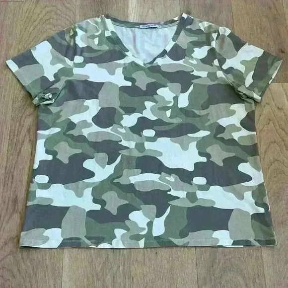 Michelle Mae Tops - Michelle Mae Camo V-Neck T-Shirt Size 2XL